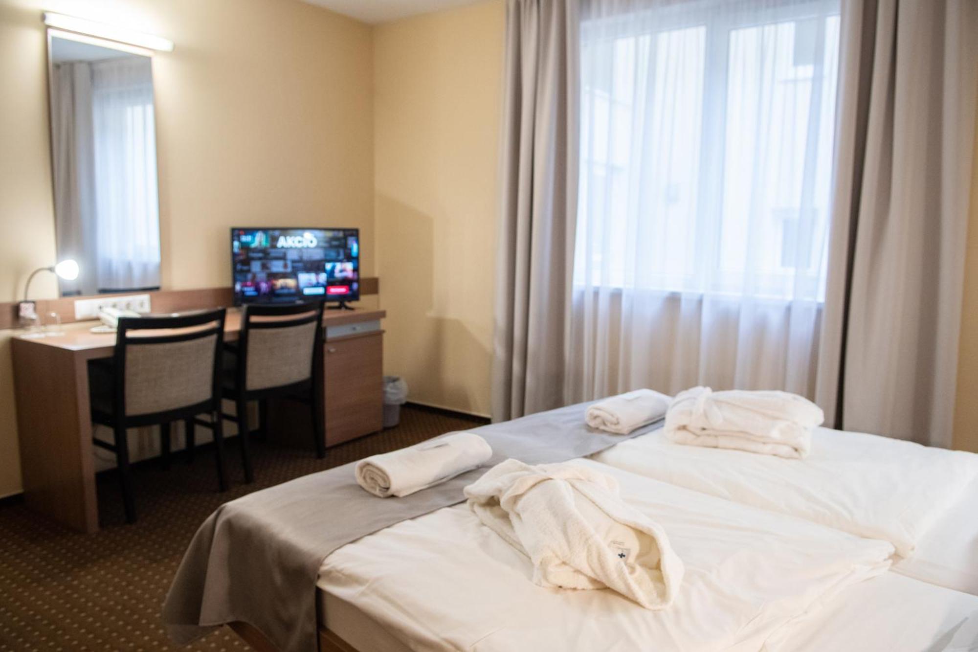 Ce Plaza Hotel Siofok Bagian luar foto