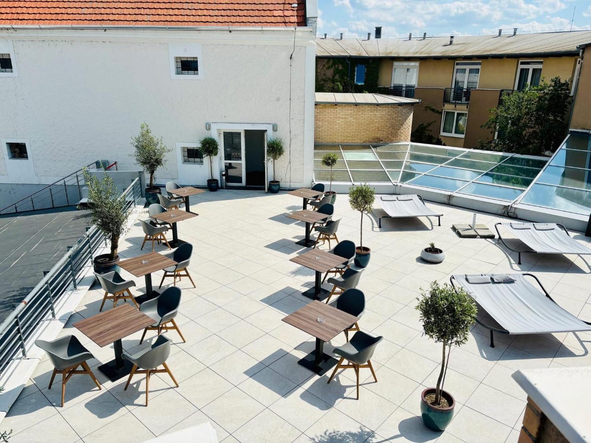 Ce Plaza Hotel Siofok Bagian luar foto
